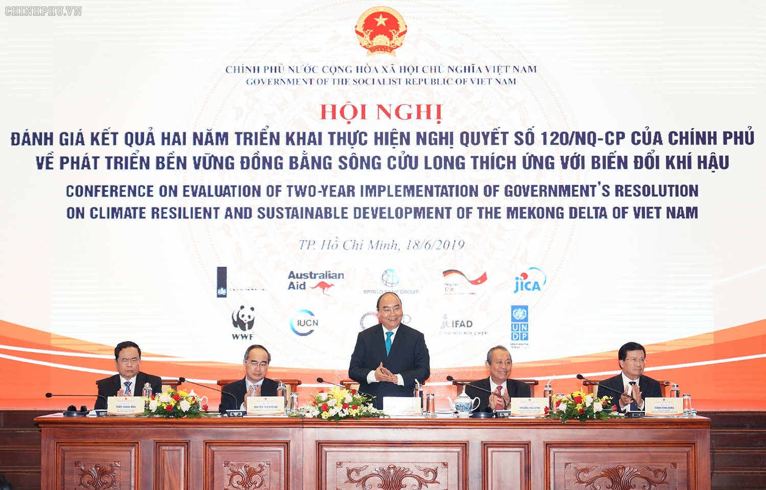 Thủ tướng Nguyễn Xuân Phúc chủ trì Hội nghị đánh giá kết quả 2 năm thực hiện Nghị quyết 120. Ảnh: VGP/Quang Hiếu